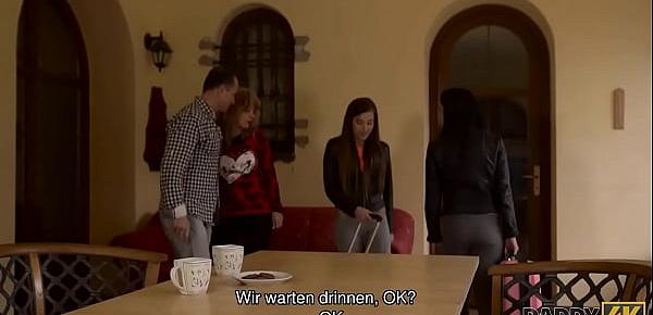 DADDY4K. Hübscher Mann und zwei schillernde Teenager entspannen sich im Wohnzimmer